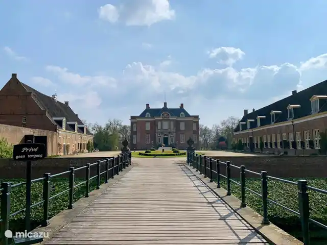 Granja de vacaciones De Steeg en Países Bajos, Güeldres, De Steeg - casa de campo Este es un bonito castillo cerca de la granja de vacaciones. Donde se puede dar un paseo.