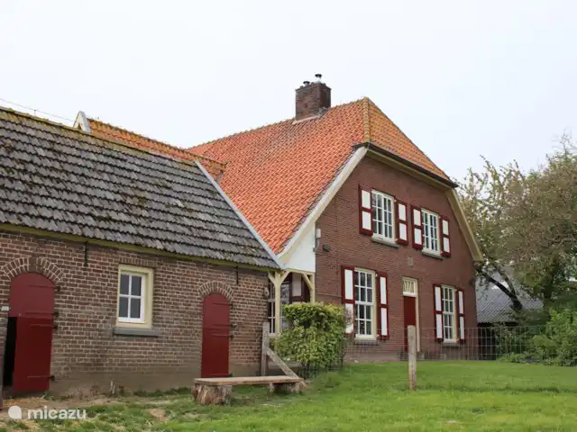 Granja de vacaciones De Steeg en Países Bajos, Güeldres, De Steeg - casa de campo La granja de vacaciones se encuentra en una calle tranquila.