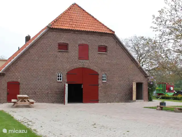 Granja de vacaciones De Steeg en Países Bajos, Güeldres, De Steeg - casa de campo Esta es la parte trasera de la granja de vacaciones. Aquí está la entrada a la parte.