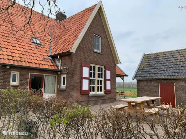 Granja de vacaciones De Steeg en Países Bajos, Güeldres, De Steeg - casa de campo Hay agradables bancos de picnic alrededor de la casa.
