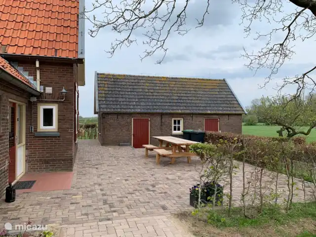 Granja de vacaciones De Steeg en Países Bajos, Güeldres, De Steeg - casa de campo Esta es la terraza en el lateral de la casa a la entrada de la finca de vacaciones. El cobertizo es la casa de las cabras.