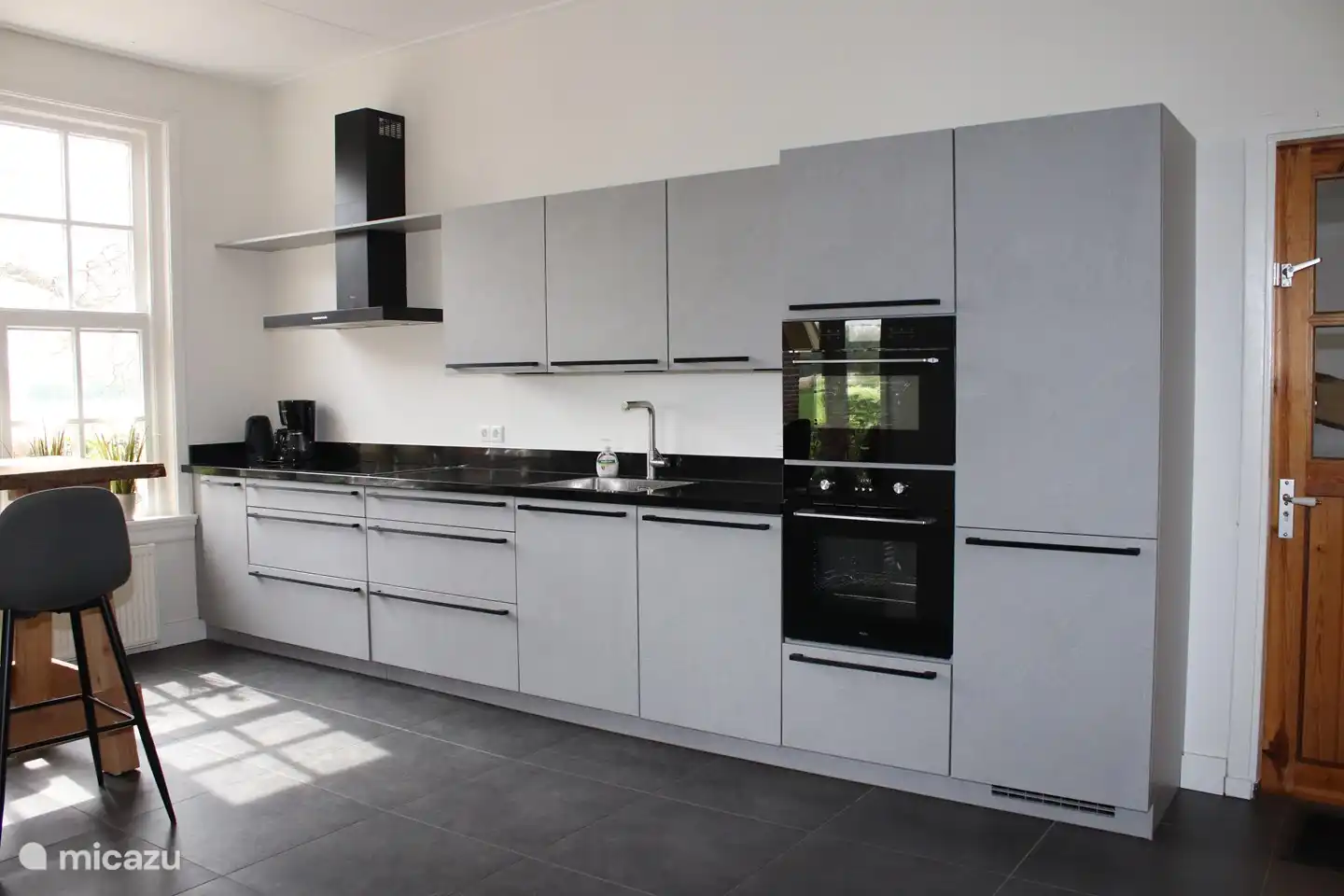 Die Küche mit einem 5-Flammen-Herd, einem großen Kühlschrank, einem Geschirrspüler, einem Backofen und einer Kombi-Mikrowelle. Darüber hinaus gibt es in der Küche einen hohen Tisch, an dem Sie bequem stehen oder herumsitzen können.