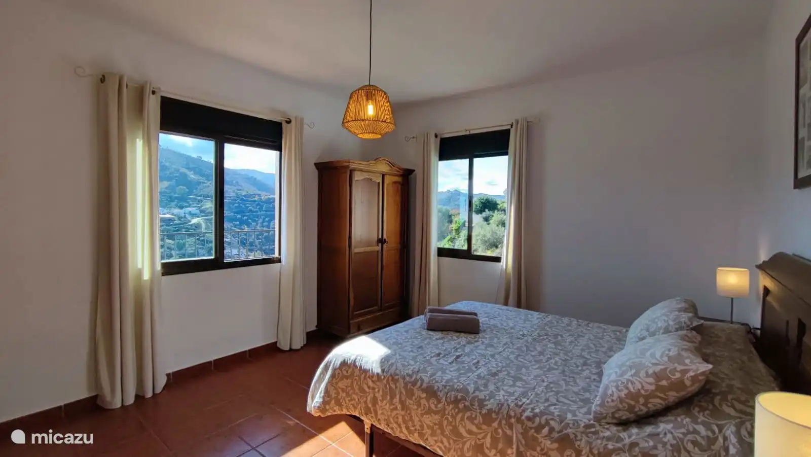 Atemberaubende Ausblicke aus diesem Raum mit zwei Kleiderschränken