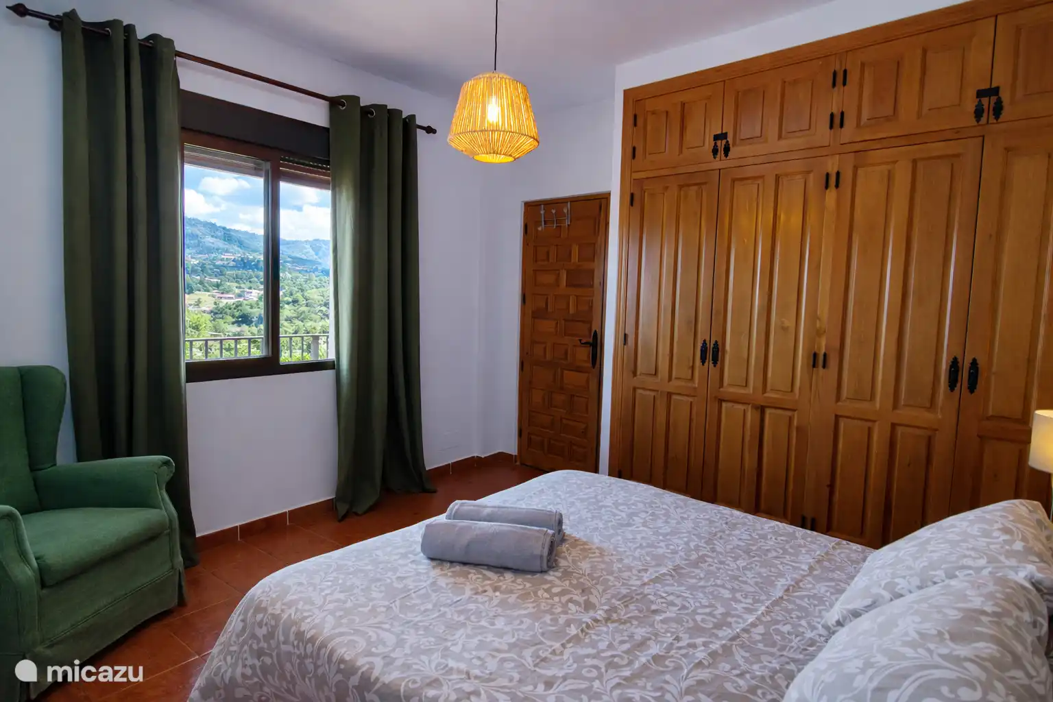 Tweepersoonsslaapkamer op de begane grond met grote kledingkast