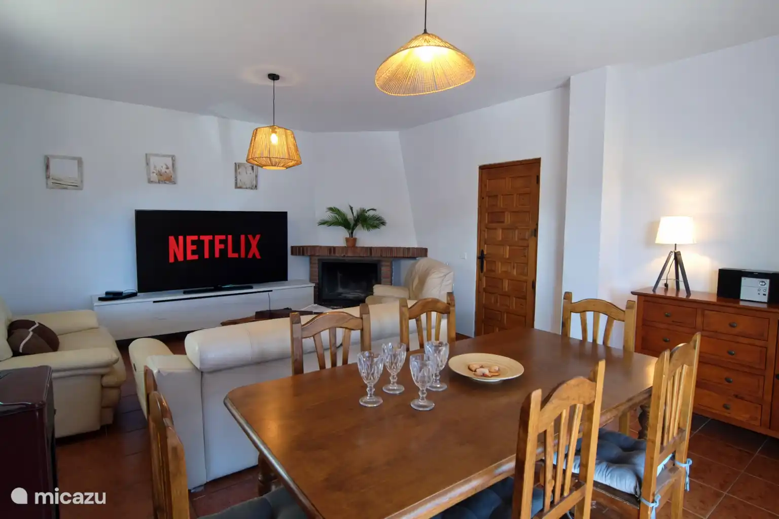 Eethoek met pelletkachel, ideaal bij de open haard.