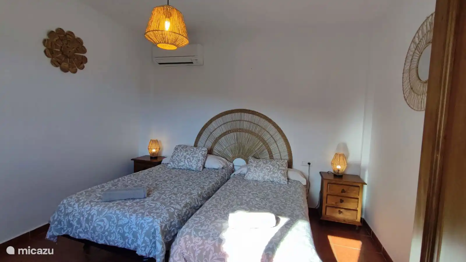 Zimmer mit 2 Betten im Erdgeschoss.