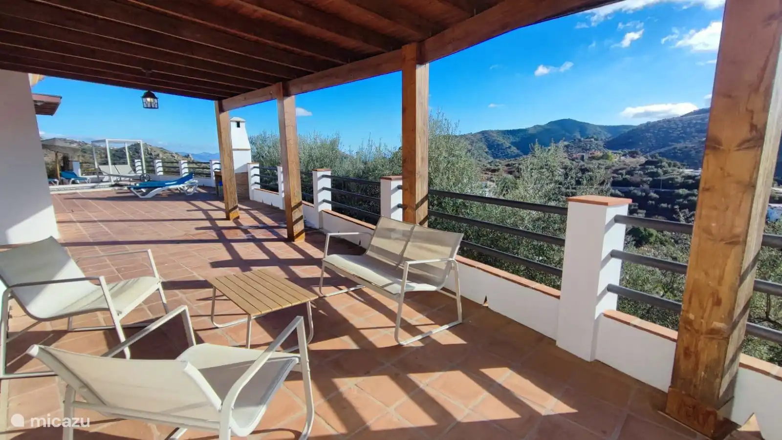 Große Terrasse mit Entspannungsbereich