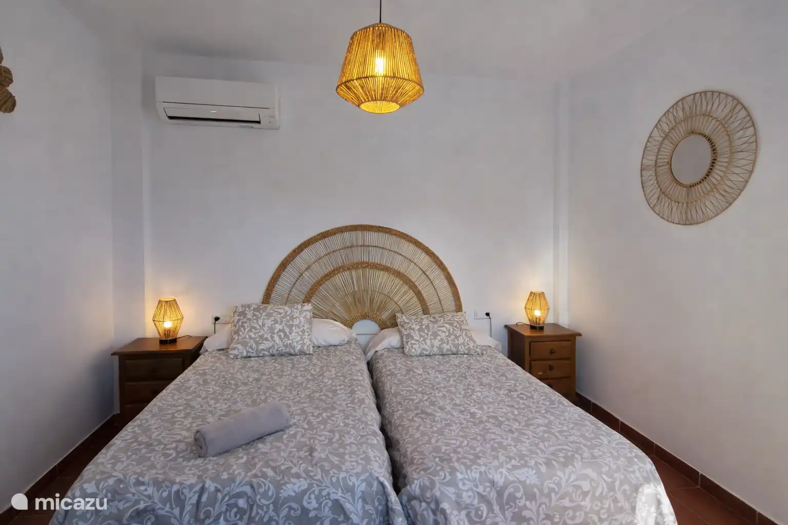 Kamers met 2 bedden boven, met een grote kledingkast.