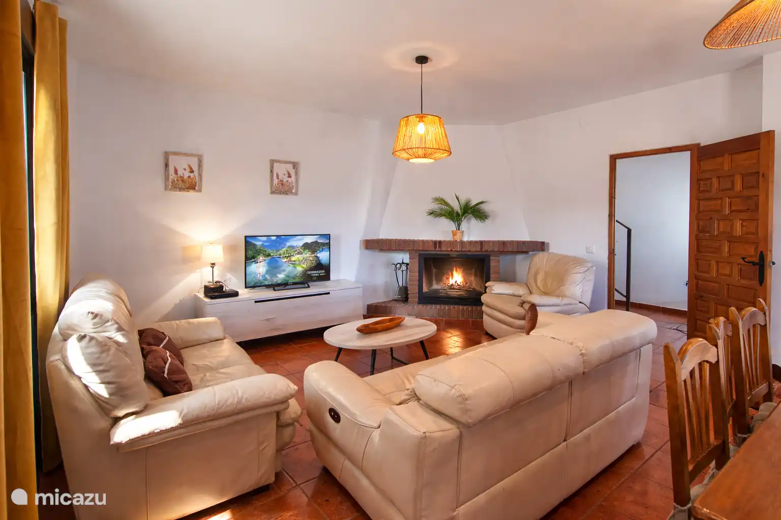 Ontspannen in de woonkamer voor de open haard