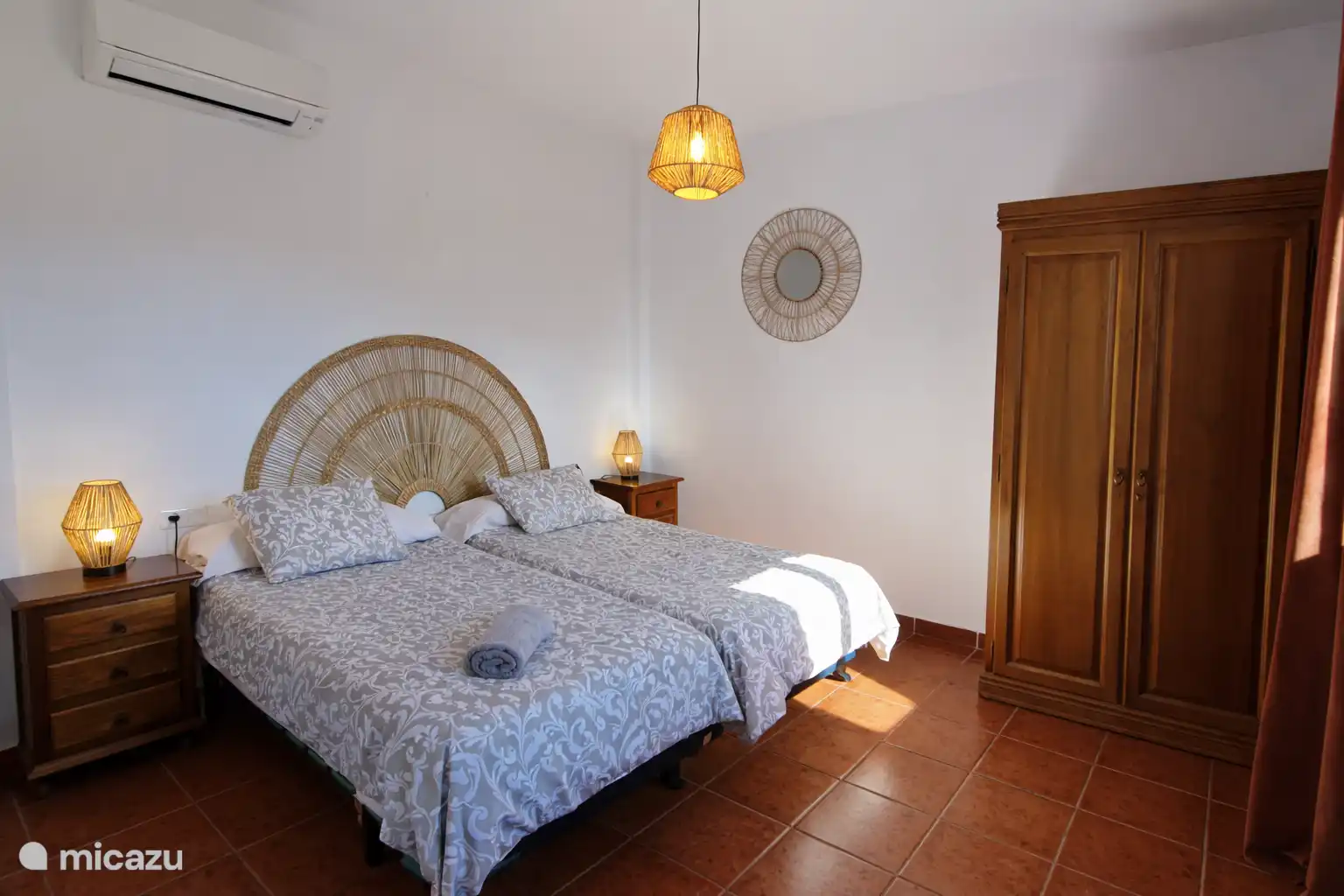 Kamers met 2 bedden boven, met een grote kledingkast.