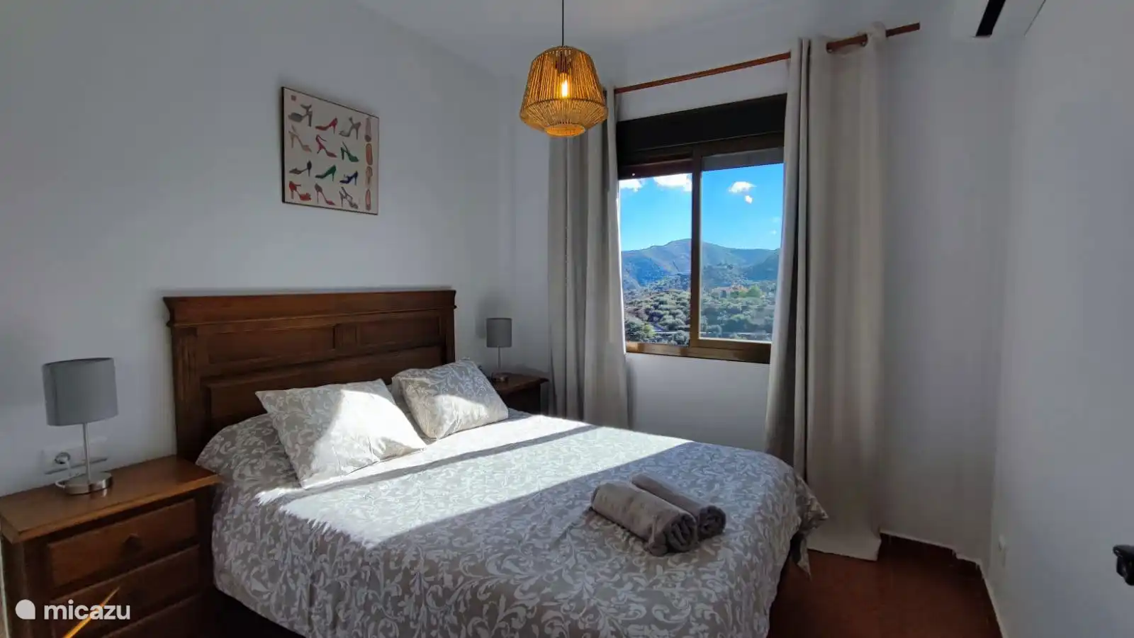 Im Obergeschoss befindet sich ein weiteres Doppelzimmer mit atemberaubender Aussicht und einem Kleiderschrank