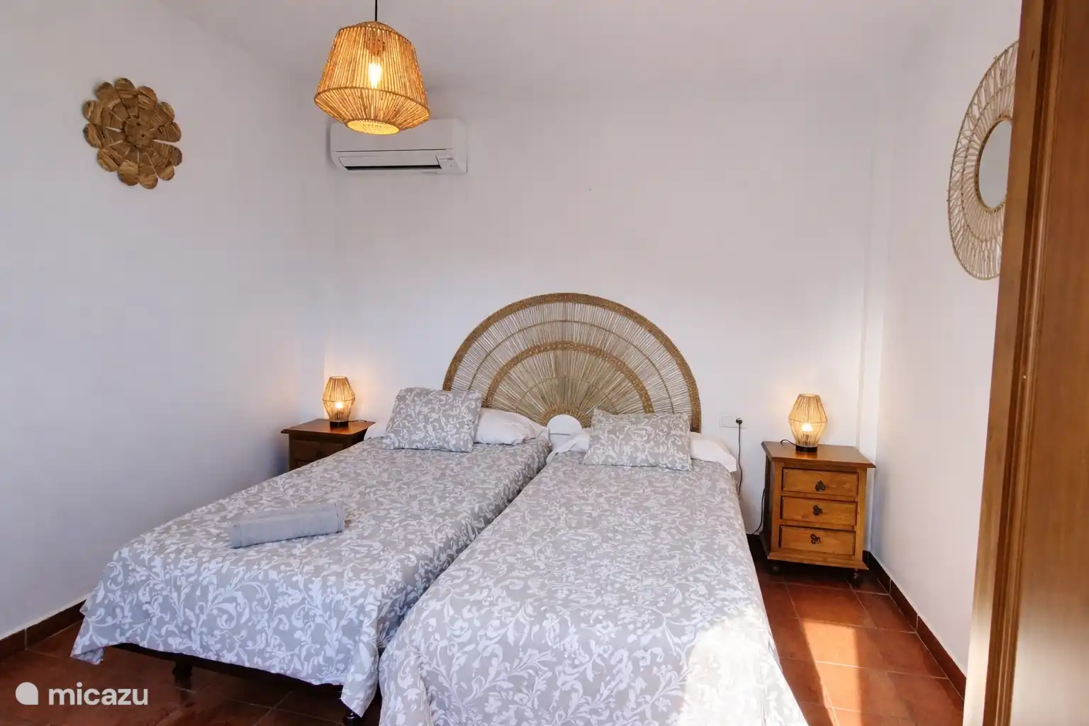 Kamers met 2 bedden boven, met een grote kledingkast.