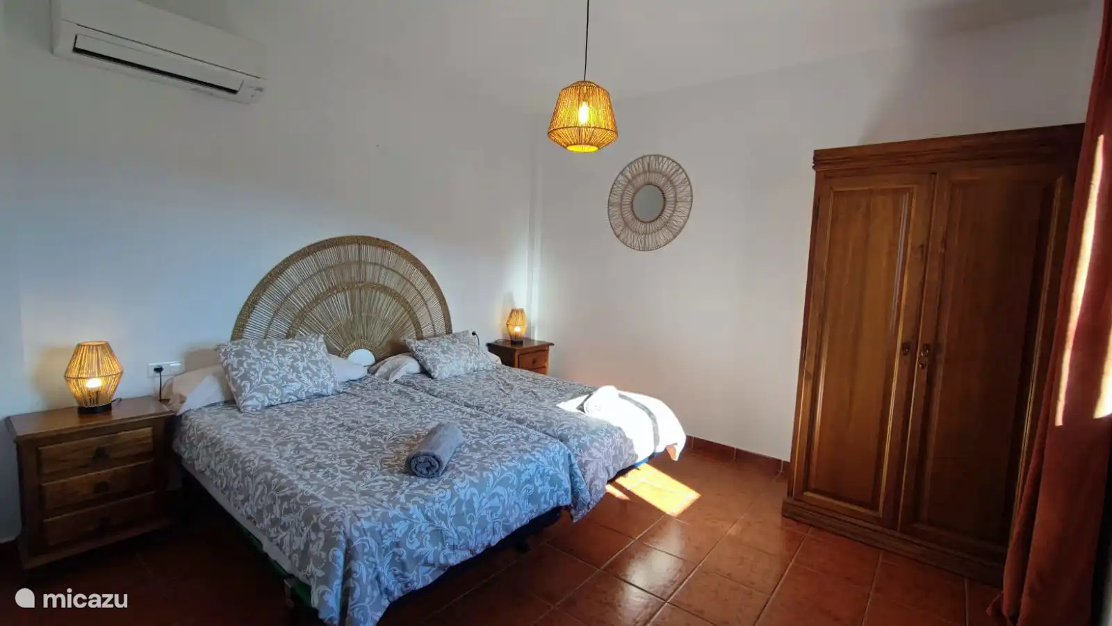 Zimmer mit 2 Betten im Erdgeschoss und einem großen Kleiderschrank