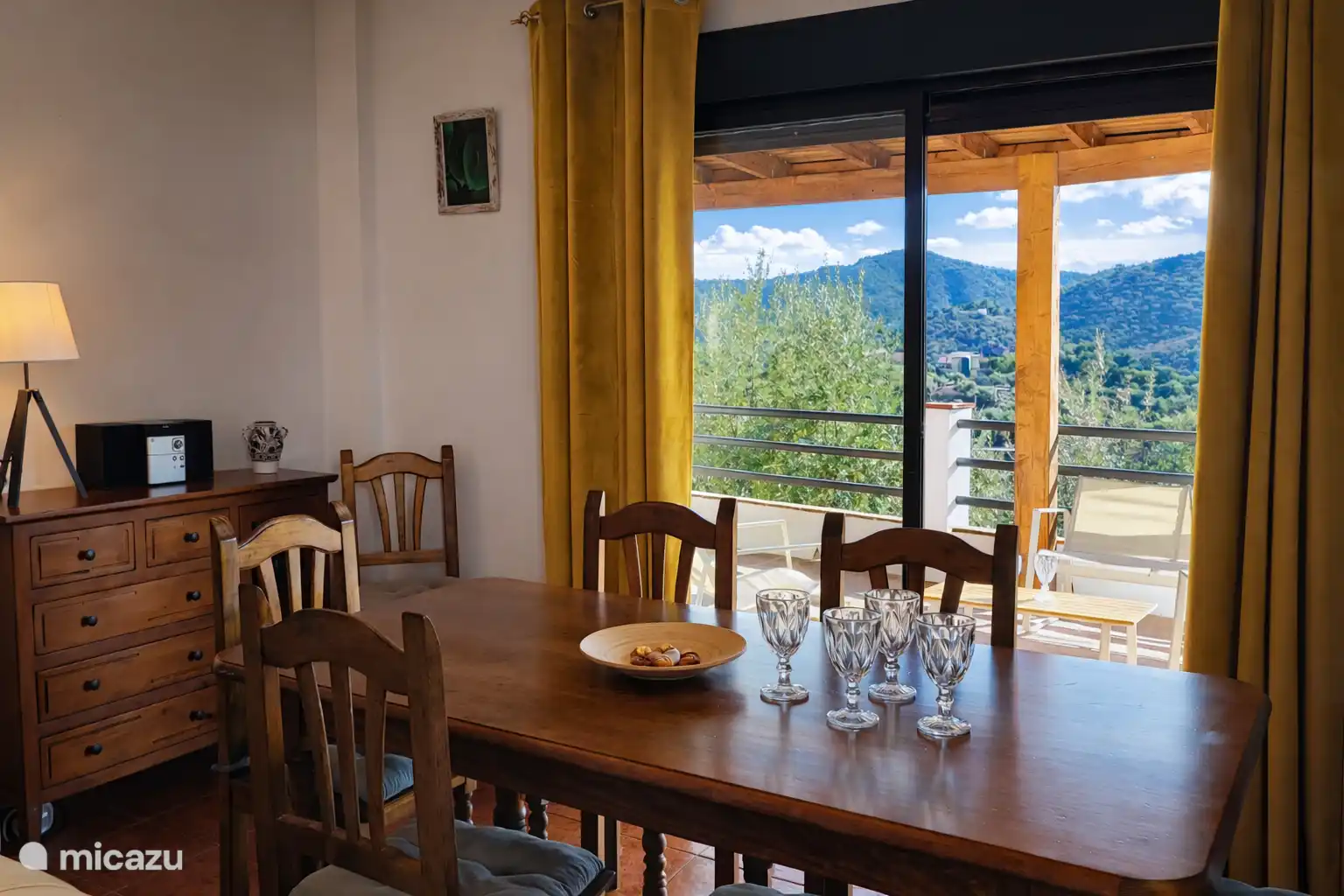 Uitzicht op het terras vanaf de eettafel