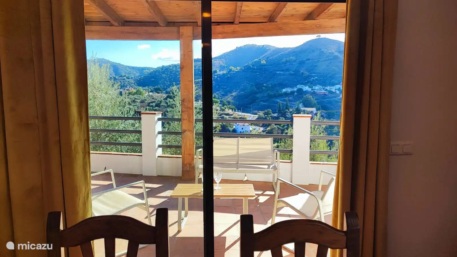 Blick auf die Terrasse vom Esstisch aus