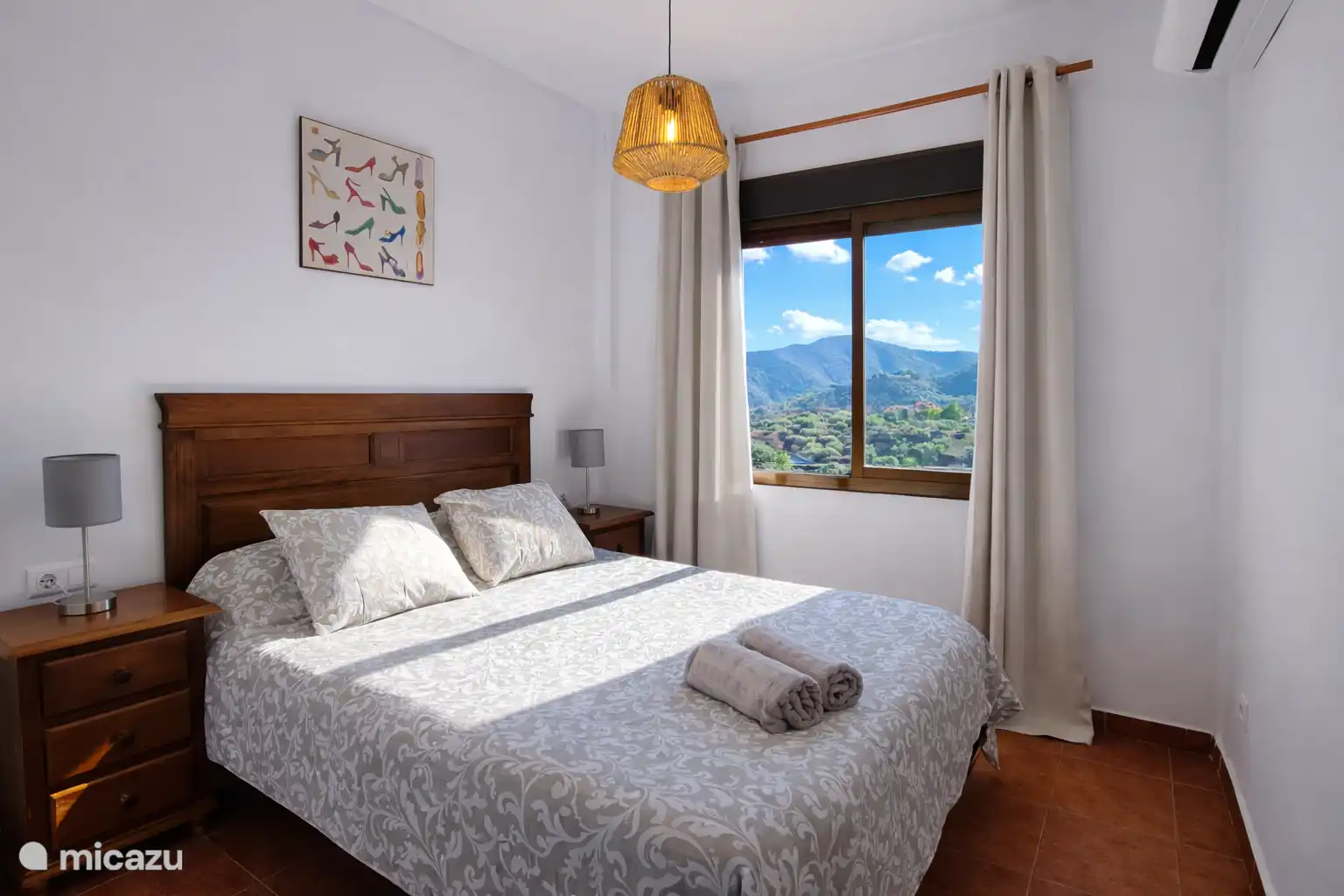 Boven is nog een tweepersoonsslaapkamer met een prachtig uitzicht en een kledingkast.