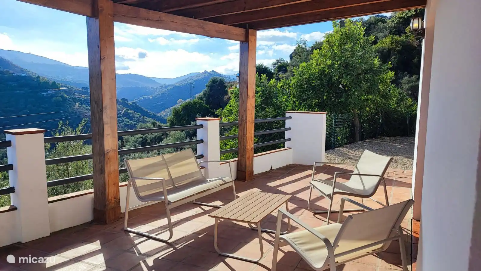Terrasse mit einem Entspannungsbereich, um einen Drink zu genießen und die Aussicht zu genießen
