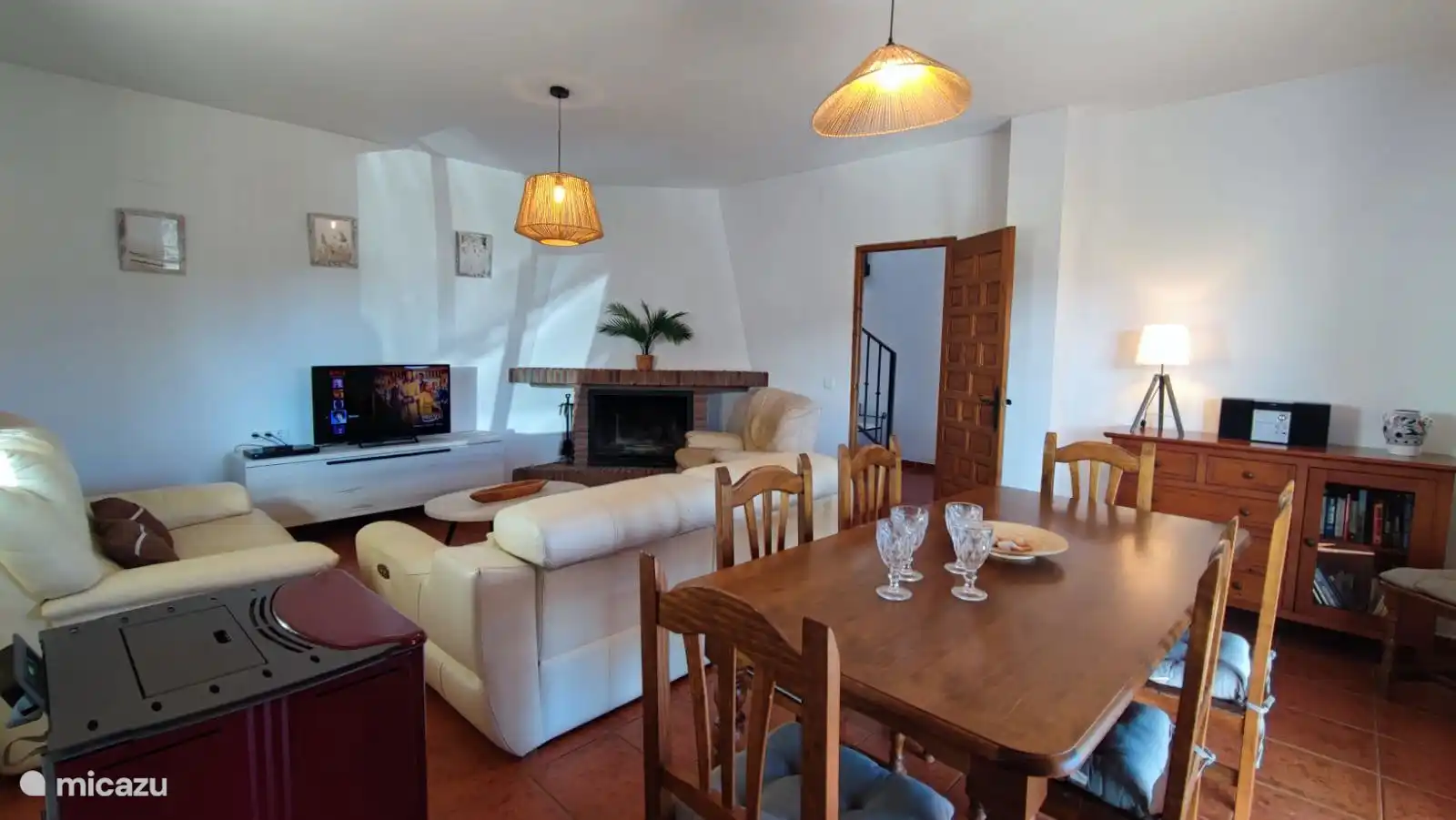 Essbereich mit Pelletofen, ideal am Kamin