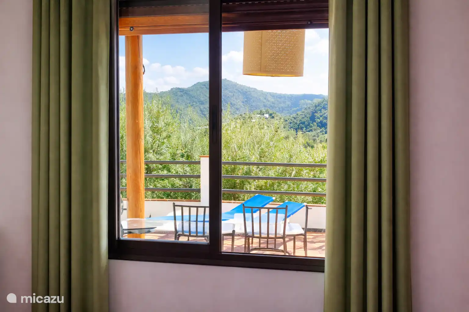 Uitzicht op het terras vanuit de slaapkamer