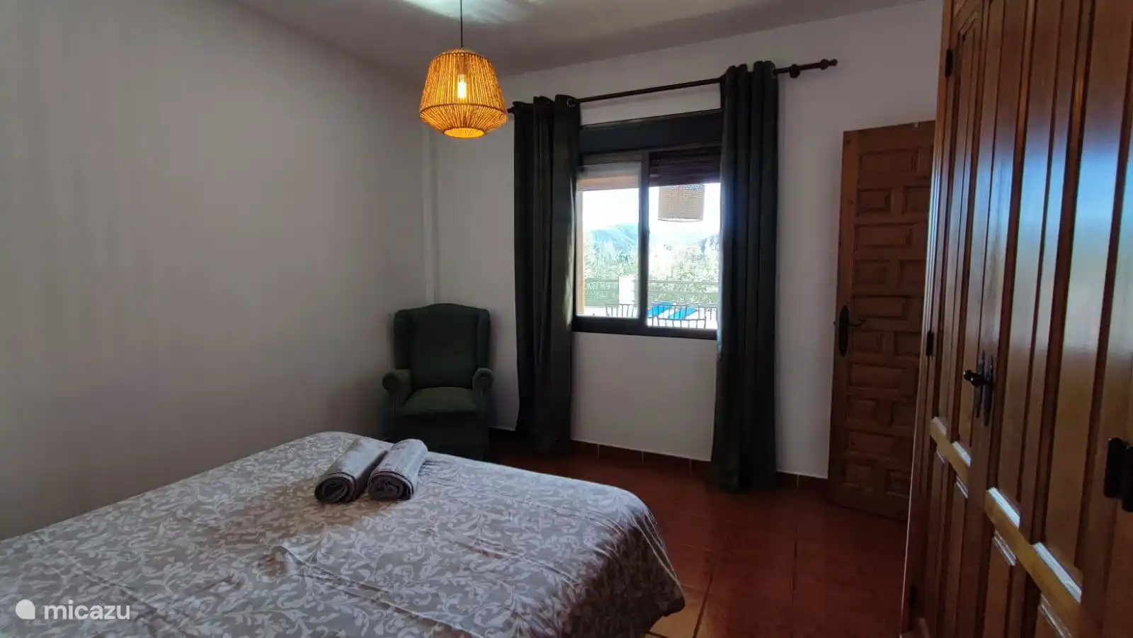 Schlafzimmer im Erdgeschoss mit Blick auf die Terrasse