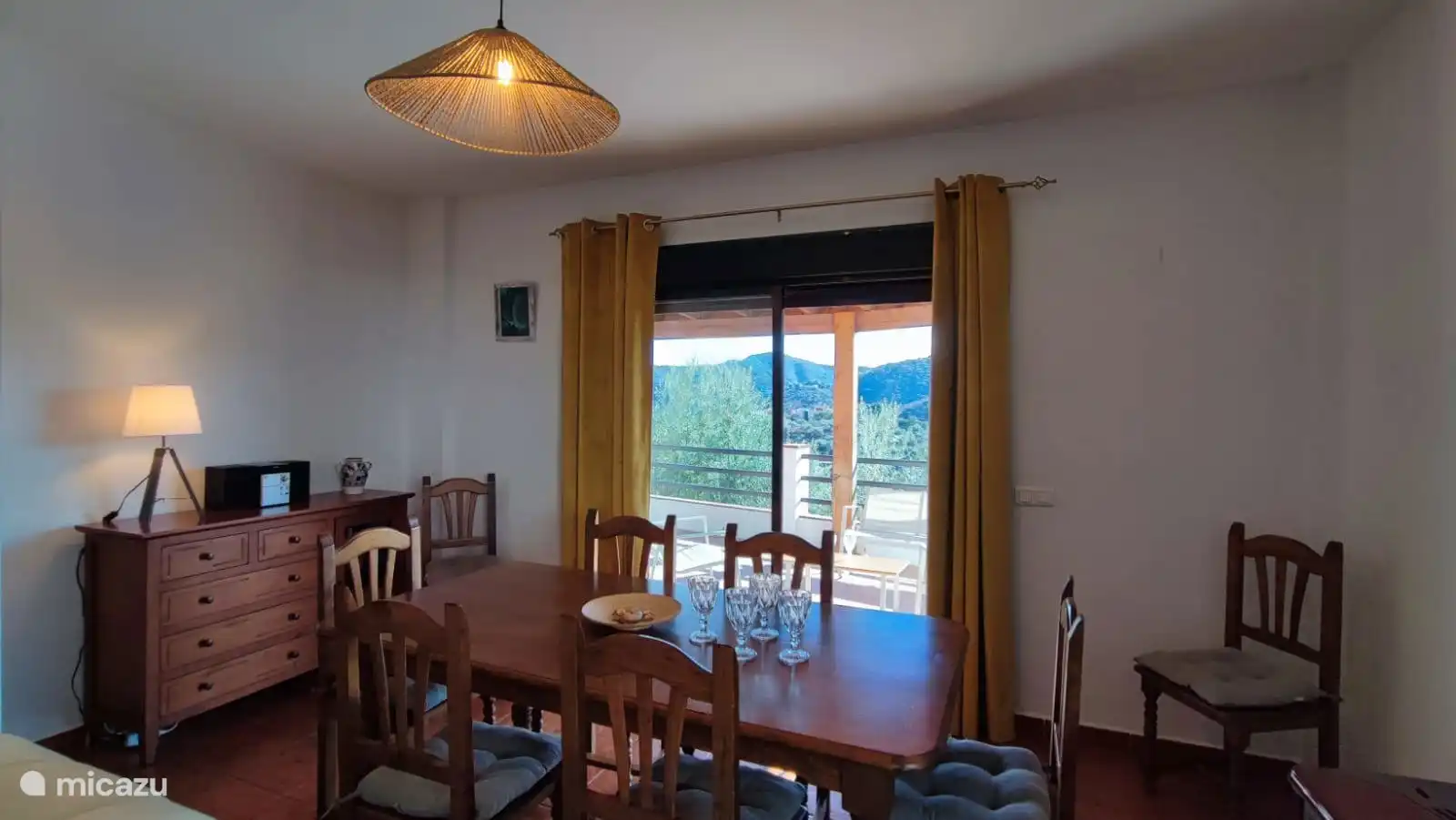 Speisesaal mit Zugang zur Terrasse