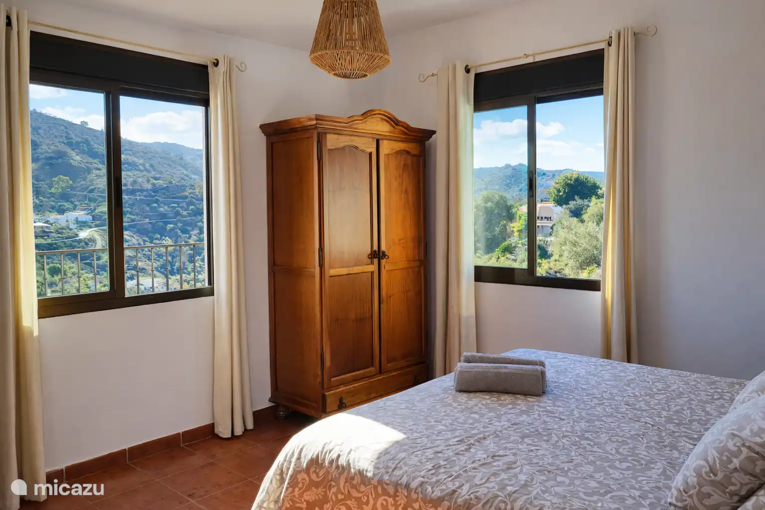 Prachtig uitzicht vanuit deze kamer, die is ingericht met twee kledingkasten.