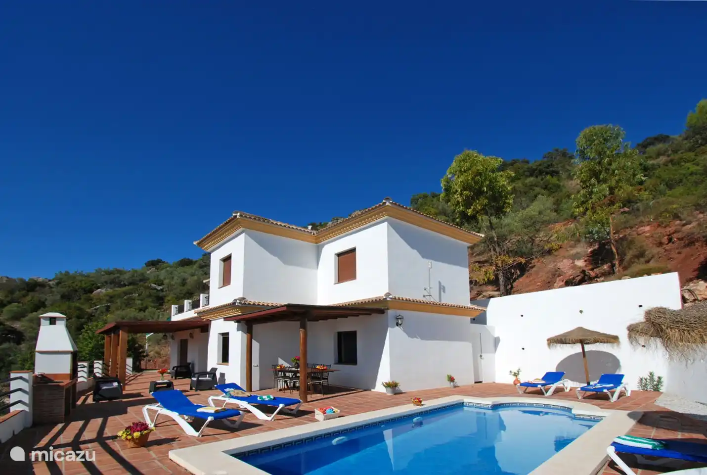 Beheizter Pool für die kälteren Monate. Super zum Schwimmen in der Nacht!