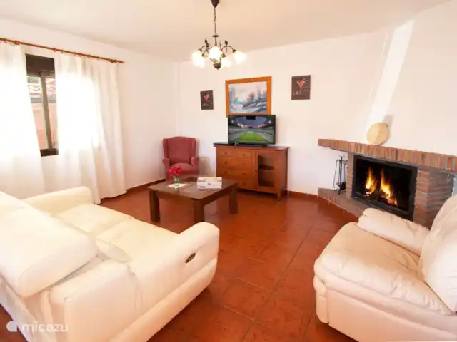 Villa Torcal 1 | Espagne, Costa del Sol, Comares - villa Cosy salon/salle à manger avec cheminée et poêle à granulés pour les nuits plus fraîches.