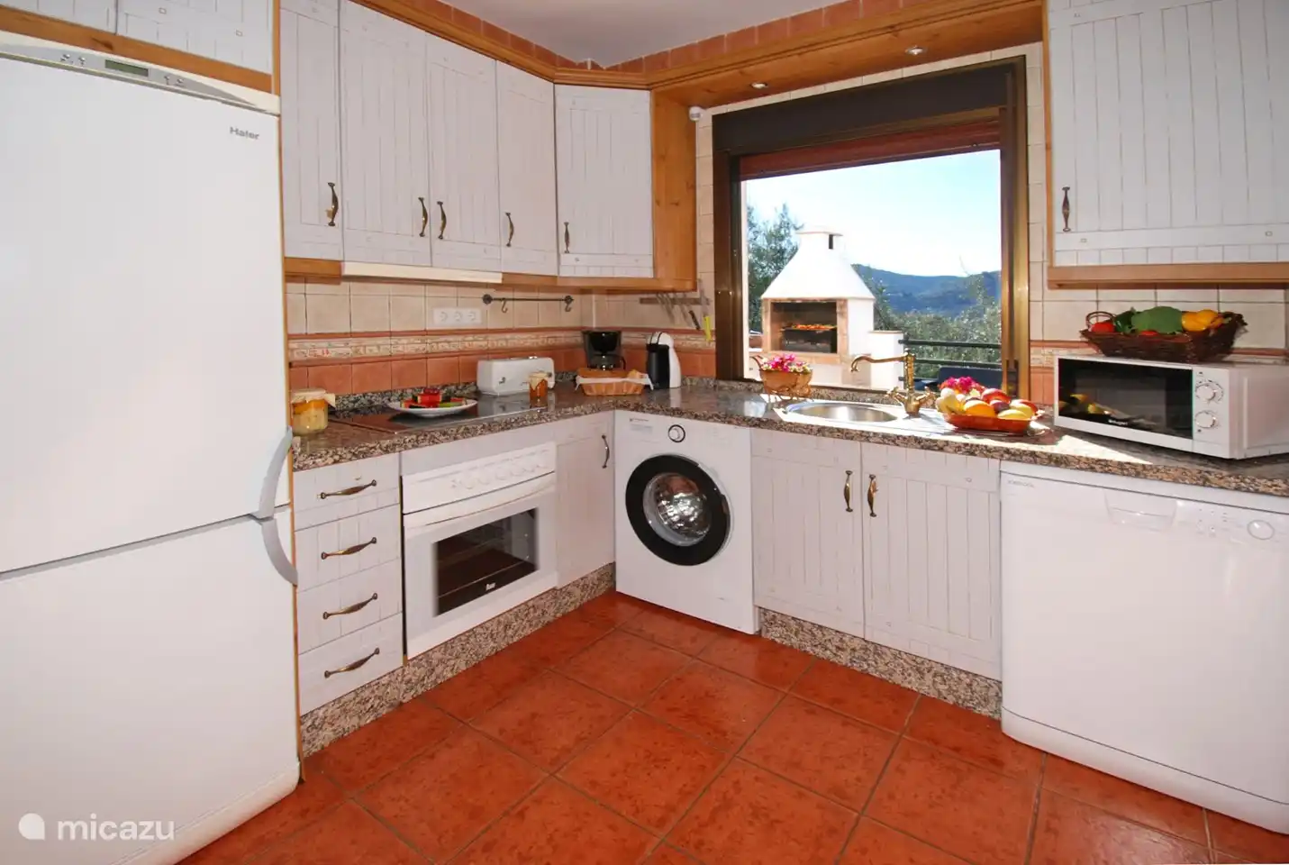 Schöne voll ausgestattete Küche.