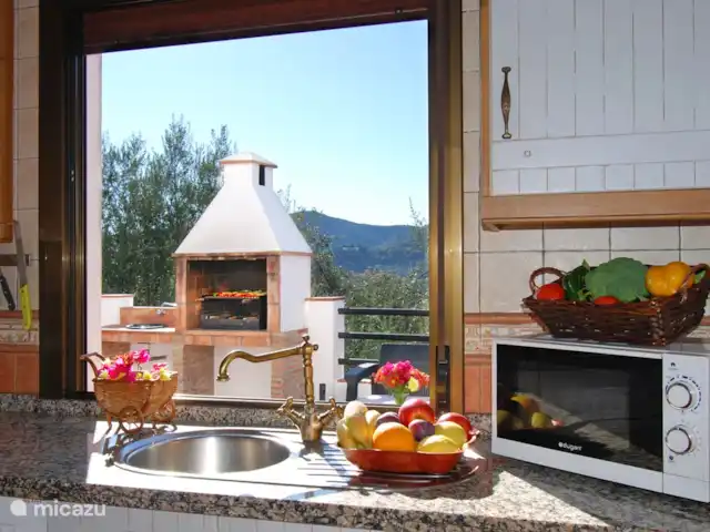 Villa Torcal 1 | Espagne, Costa del Sol, Comares - villa Belle vue de la fenêtre de la cuisine sur le BBQ