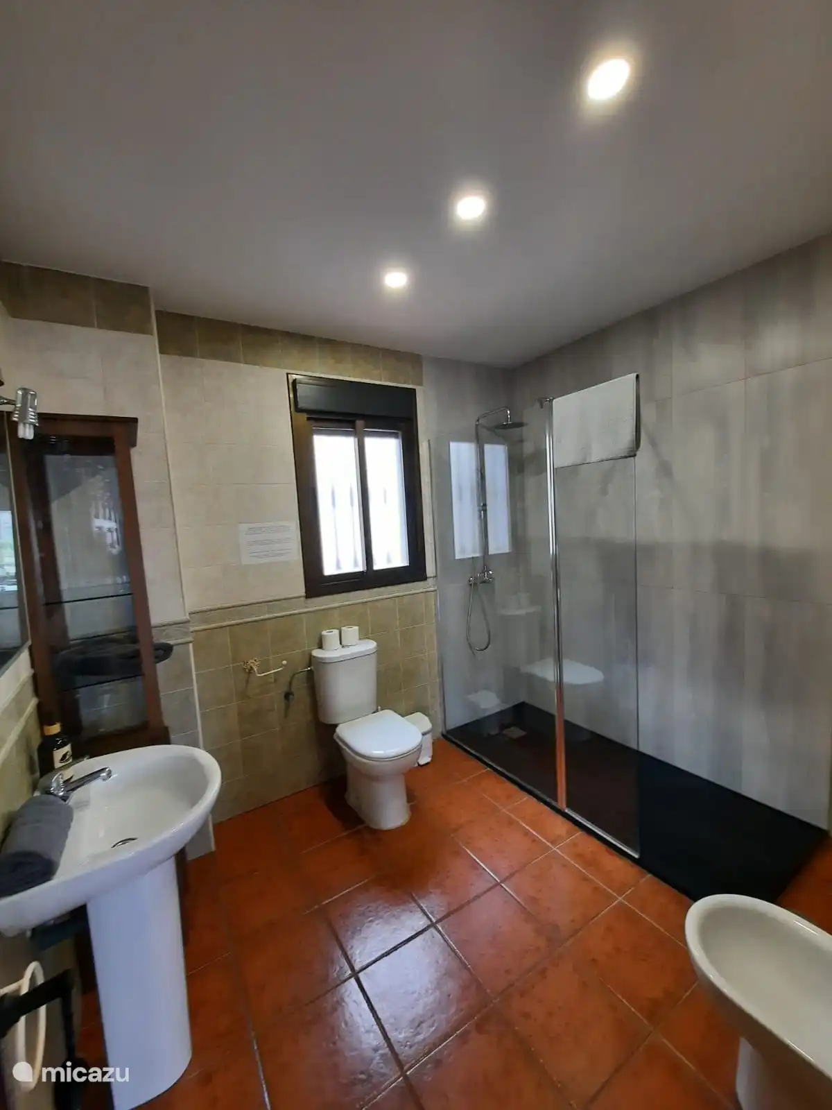 2. Badezimmer mit Dusche 