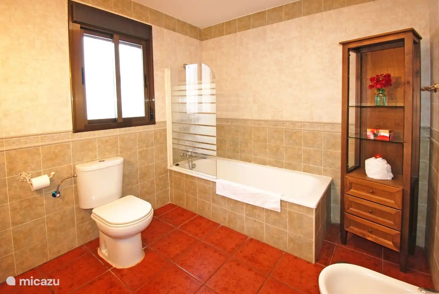 Eines der zwei eingerichteten Badezimmer.