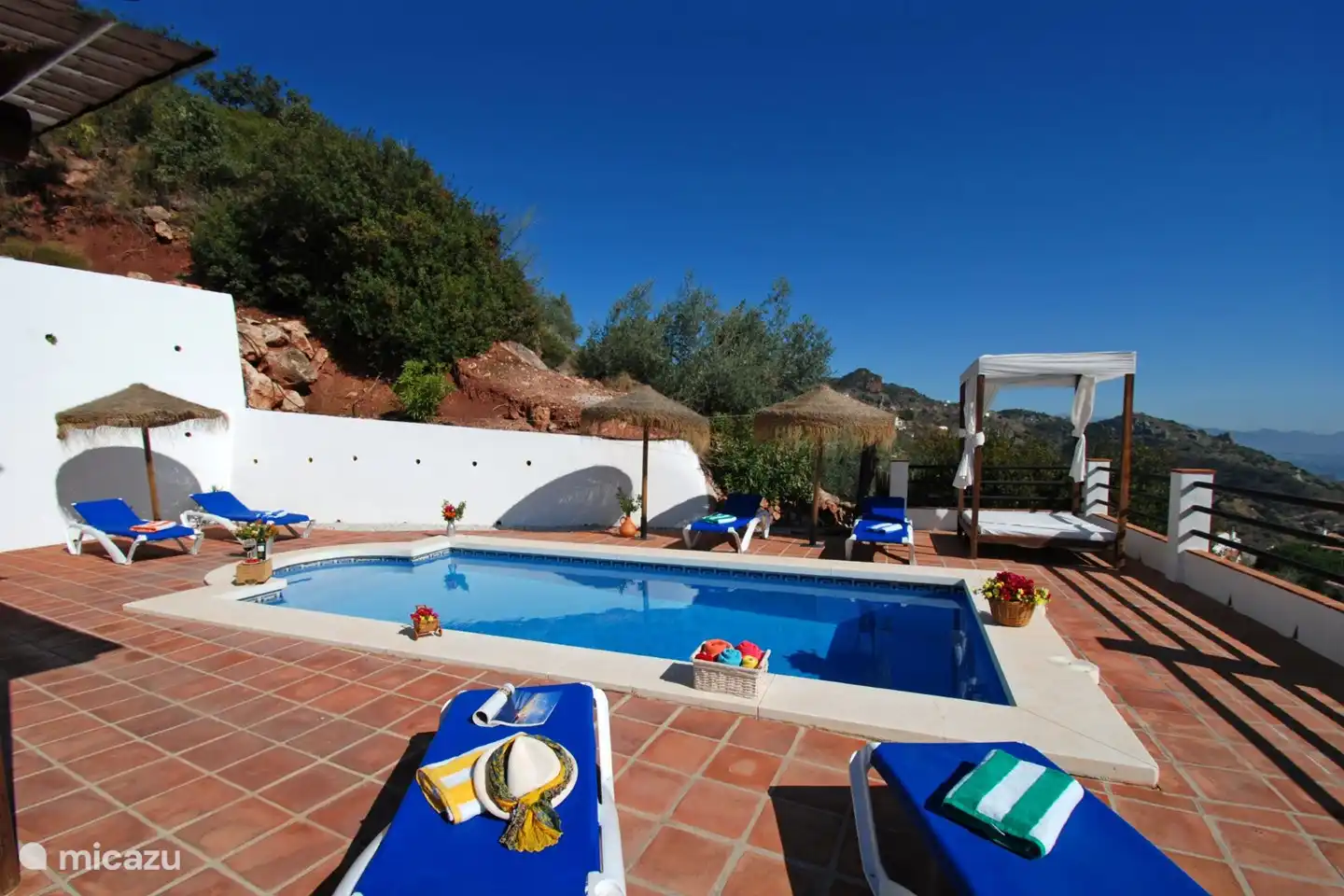 Viel Platz rund um den Pool für die ganze Familie.