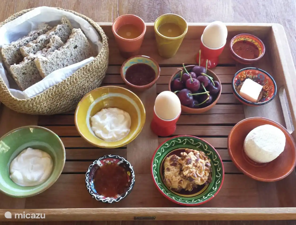 Am ersten Morgen wird Ihnen ein echtes Kalyvitis-Frühstück angeboten, das Käse von unseren Ziegen, hausgemachte Marmelade, hausgemachtes Brot, Eier von unseren Hühnern und Honig von unseren Bienen umfasst.