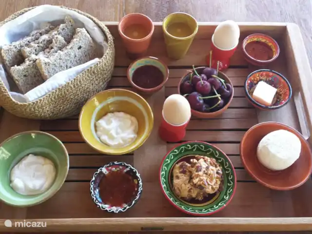 Location de Vacances Grèce, Crète, Koutsouras, gîte / cottage - Kalyvitis Cottage dans l’oliveraie 2 Le premier matin, on vous proposera un véritable « petit-déjeuner Kalyvitis » comprenant du fromage de nos chèvres, de la confiture maison, du pain fait maison, des œufs de nos poules et du miel de nos abeilles.