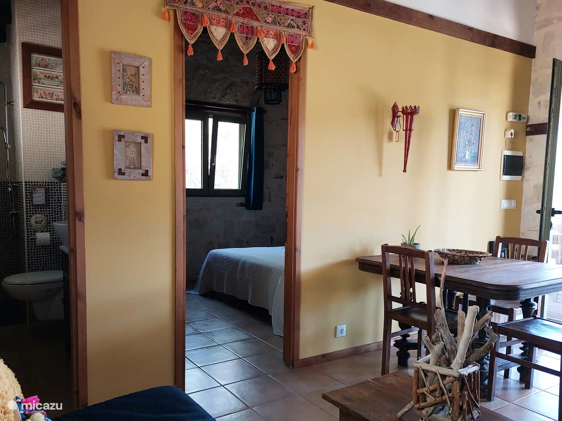 Neben der Küche befindet sich ein zusätzlicher Esstisch