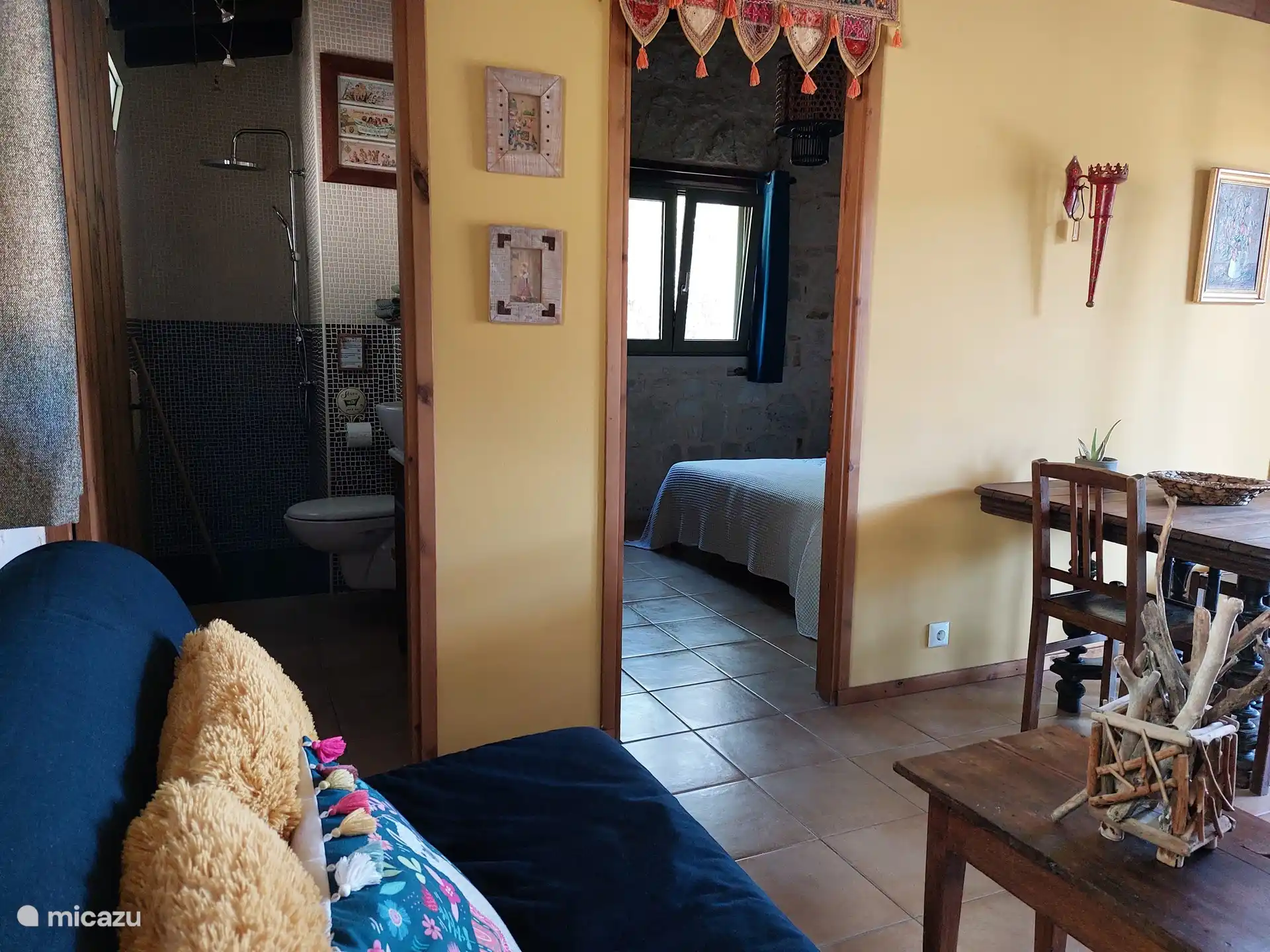 Das Ferienhaus verfügt über ein geräumiges Schlafzimmer, ein Badezimmer und ein Wohnzimmer/Küche.