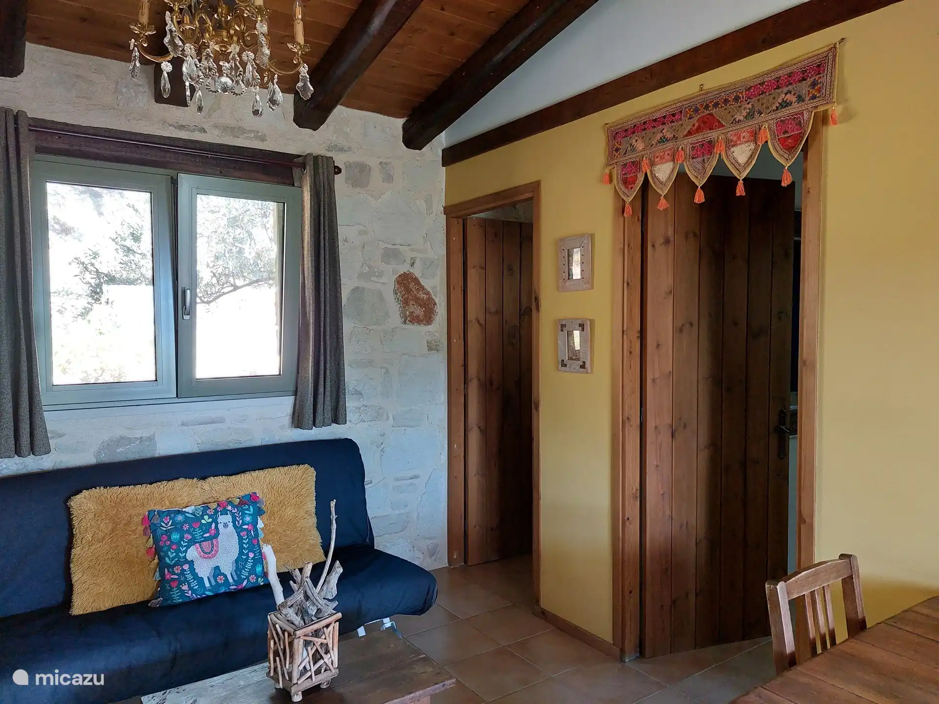 Das Wohnzimmer ist mit dem Badezimmer und dem Schlafzimmer verbunden.