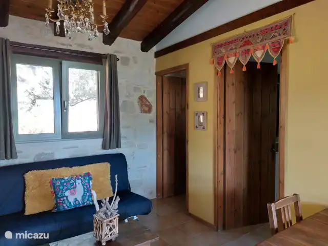 Location de Vacances Grèce, Crète, Koutsouras, gîte / cottage - Kalyvitis Cottage dans l’oliveraie 2 Le salon est relié à la salle de bain et à la chambre.