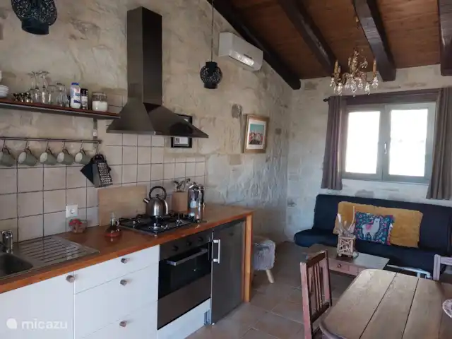 Location de Vacances Grèce, Crète, Koutsouras, gîte / cottage - Kalyvitis Cottage dans l’oliveraie 2 Le chalet dispose d’une cuisine complète.