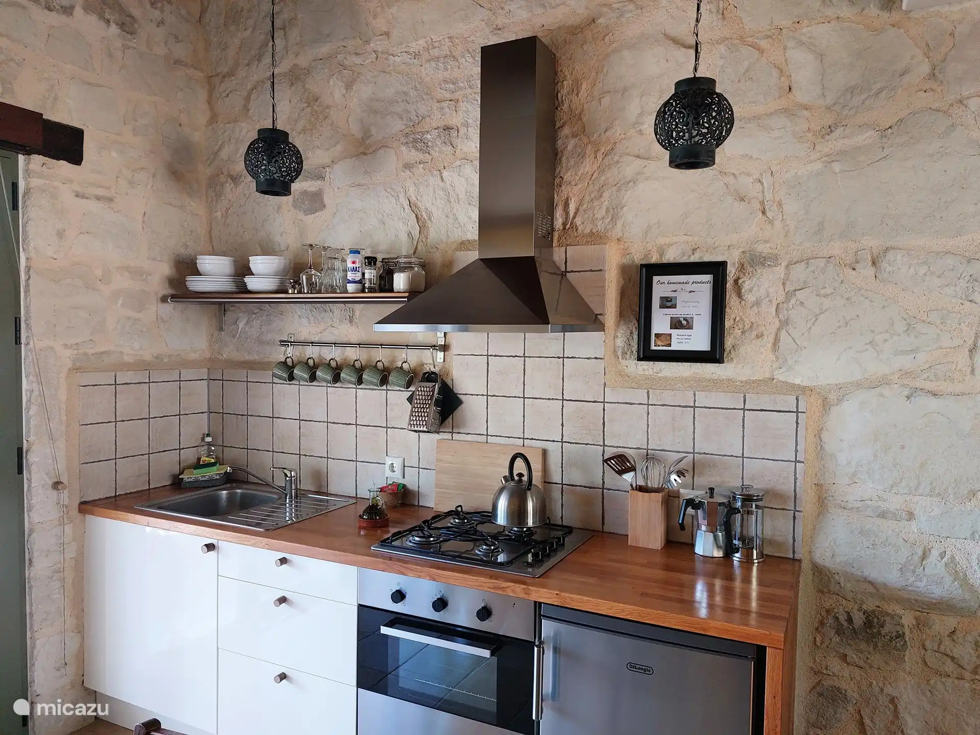 Die Küche hat alles, um schmackhafte und umfangreiche Mahlzeiten zuzubereiten. Ein Herd, Backofen, Dunstabzugshaube, Kühlschrank mit Gefrierfach, Kaffeemaschine, Töpfe, Pfannen und Geschirr. 