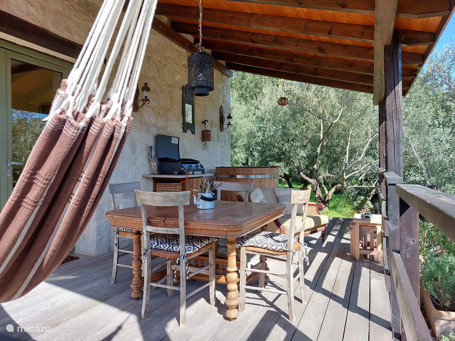 Adami verfügt über eine große Terrasse mit einer Hängematte für 2 Personen, einer Grillplatte, einer kalten Badewanne und einem großen Esstisch. 