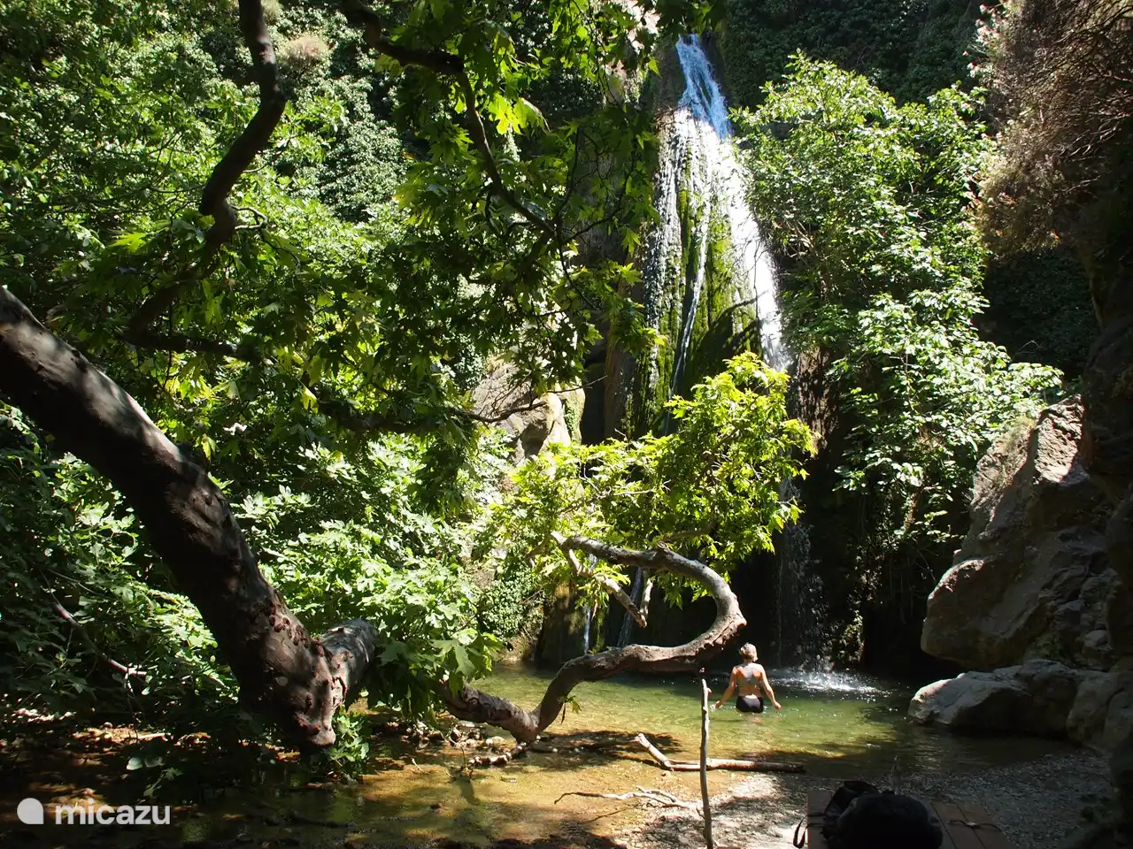 Kühlen Sie sich unter dem Wasserfall in der Schlucht von Rigtis ab.