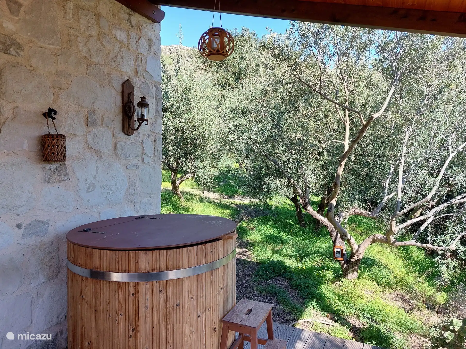 Auf der Terrasse befindet sich Ihre private kalte Wanne zum Abkühlen. 