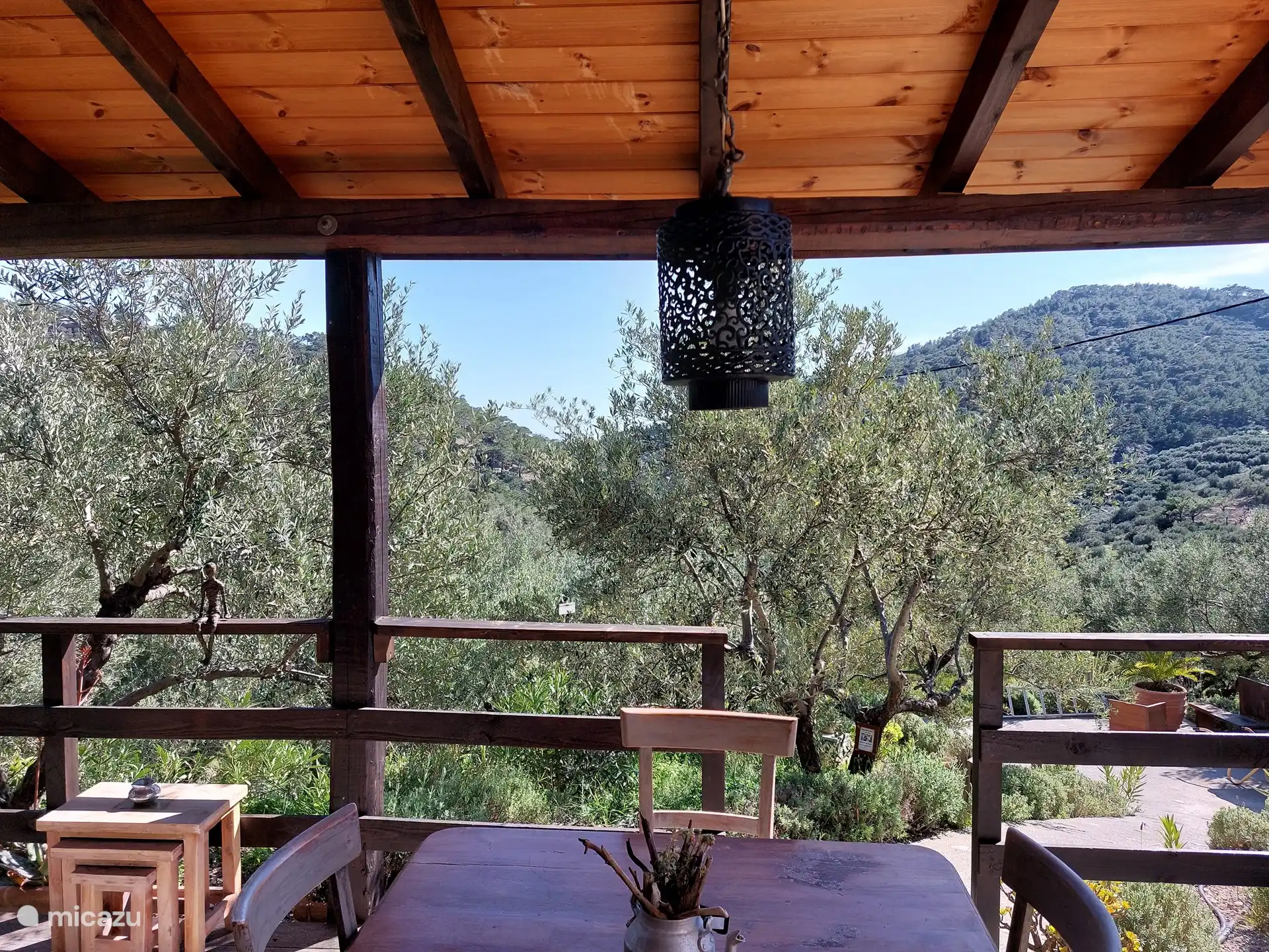 Das Ferienhaus bietet einen unverbaubaren Blick über die hügeligen Olivenhaine und Berge.