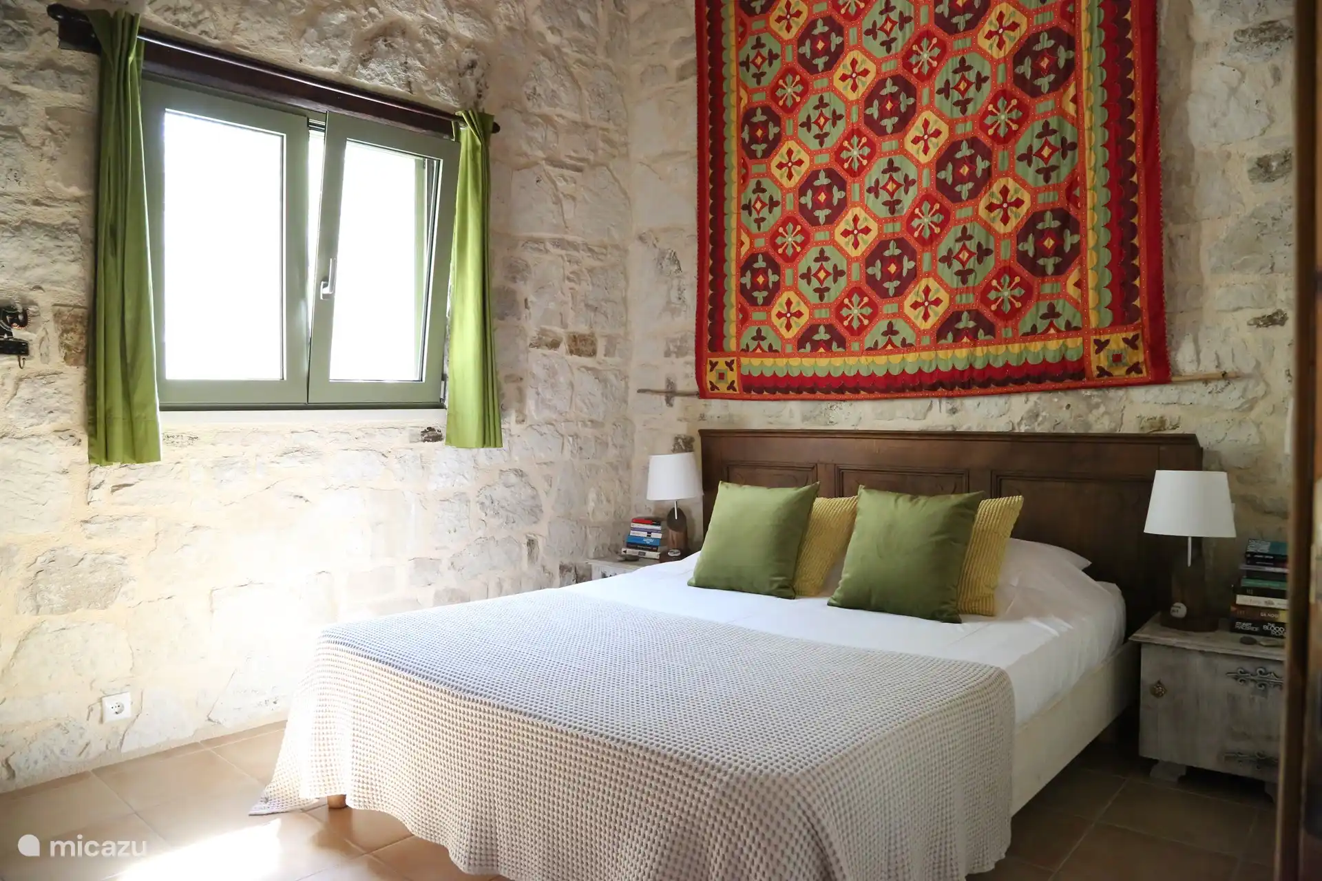 Das Schlafzimmer ist geräumig und komfortabel. Es ist mit einem Doppelbett (160x200) und einem geräumigen Kleiderschrank ausgestattet.