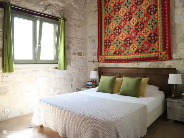 Location de Vacances Grèce, Crète, Koutsouras, gîte / cottage - Kalyvitis Cottage dans l’oliveraie 2 La chambre est spacieuse et confortable. Elle est équipée d’un lit double (160x200) et d’une grande armoire.