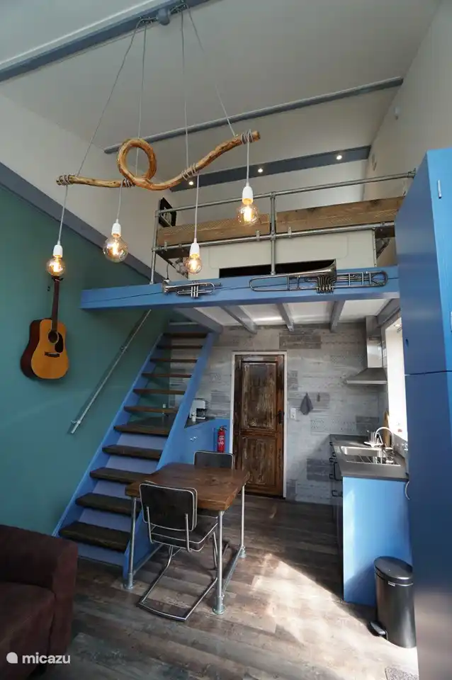 De gitaar kun je op spelen. 