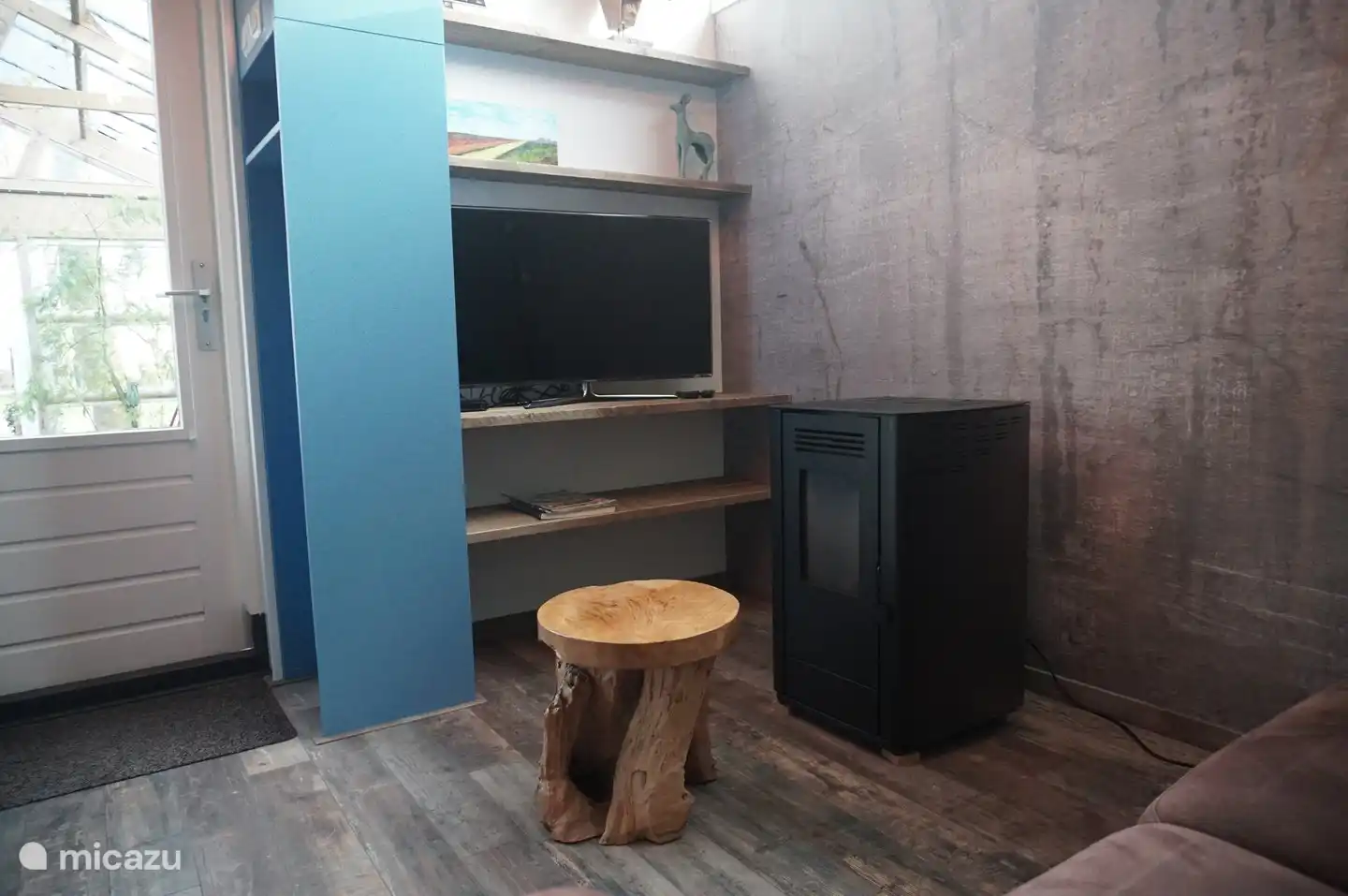 Pelletkachel en tv met netflix.