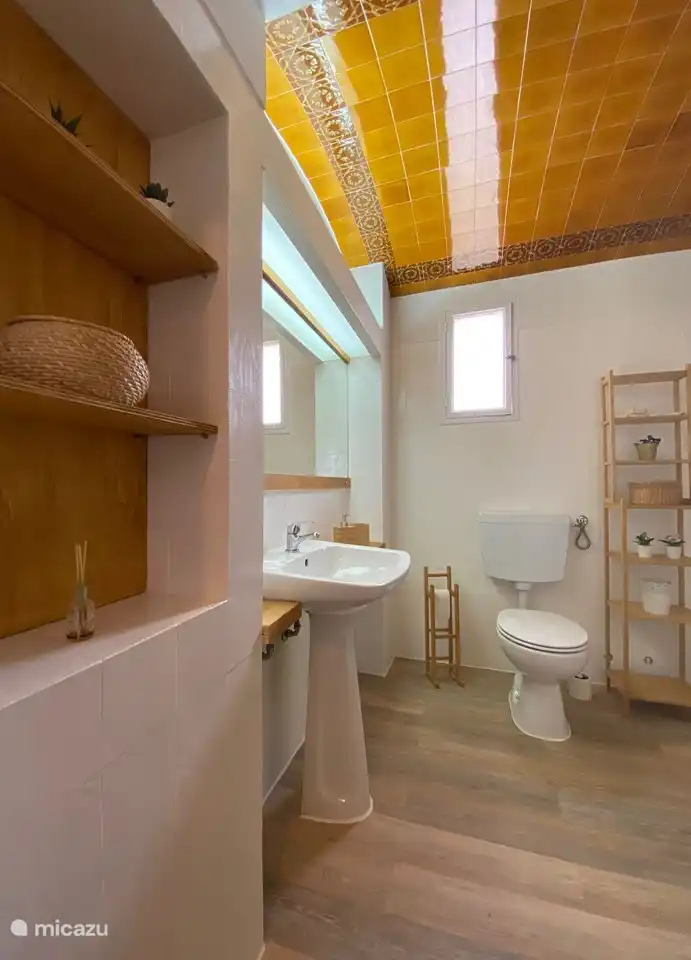 Une salle de bain pour se doucher et se détendre après une journée bien remplie